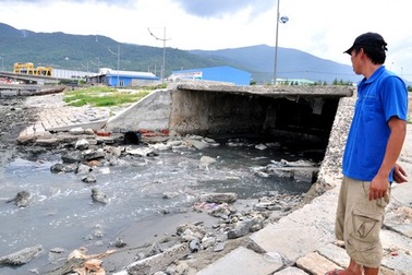 Dân khốn khổ vì doanh nghiệp lén xả thải