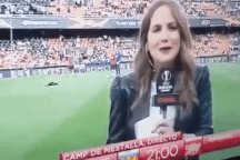 Nữ phóng viên vô tình bị cầu thủ Arsenal sút bóng trúng đầu