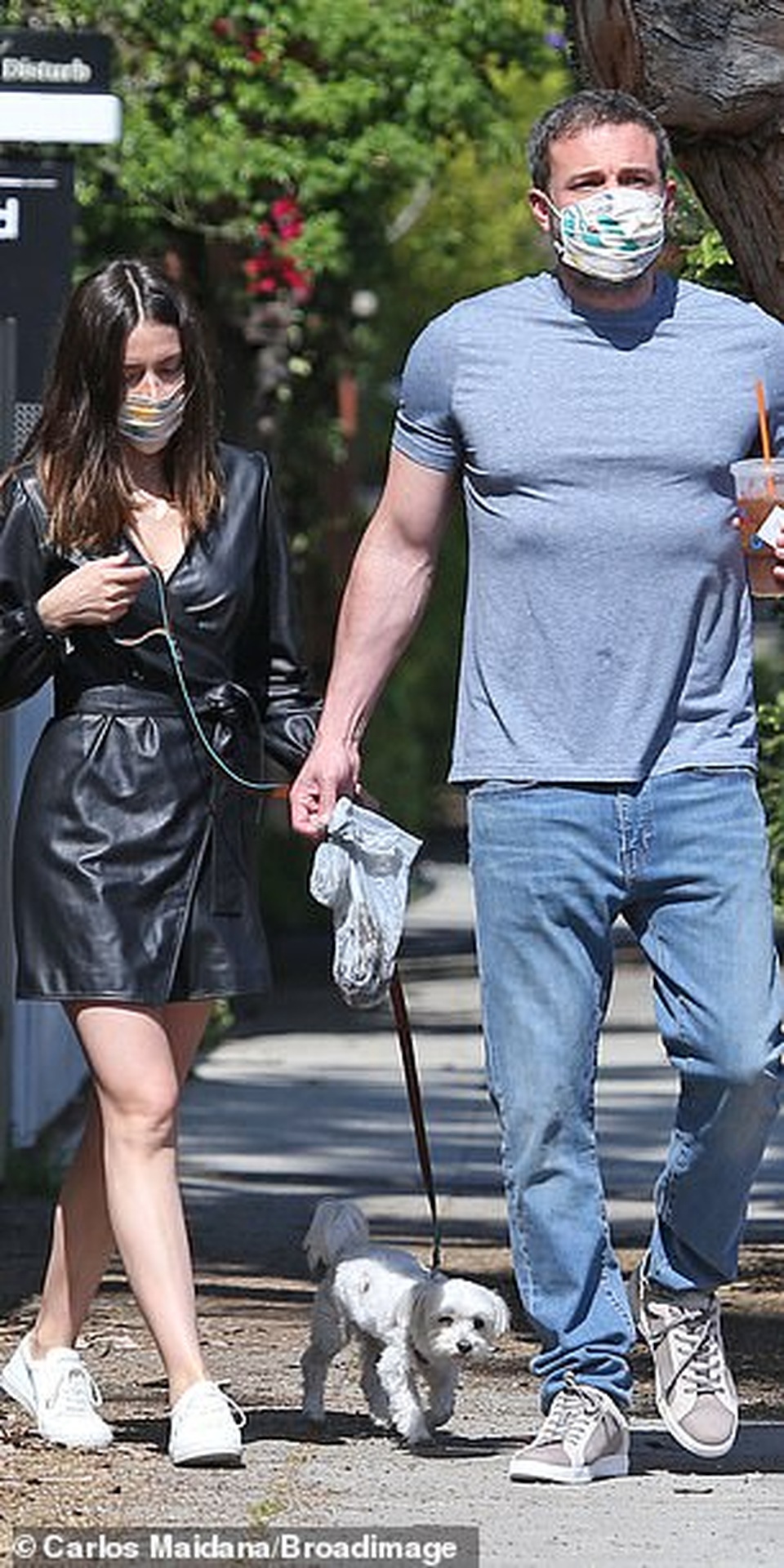 Ben Affleck hôn bạn gái qua khẩu trang - 7 Ben Affleck hôn bạn gái qua khẩu trang - 7