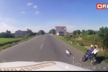 Phóng xe “bạt mạng”, hai thanh niên suýt phải trả giá dưới gầm xe container