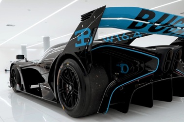 Chiếc Bugatti cần phải thay lốp sau mỗi 60km, chi phí gây choáng