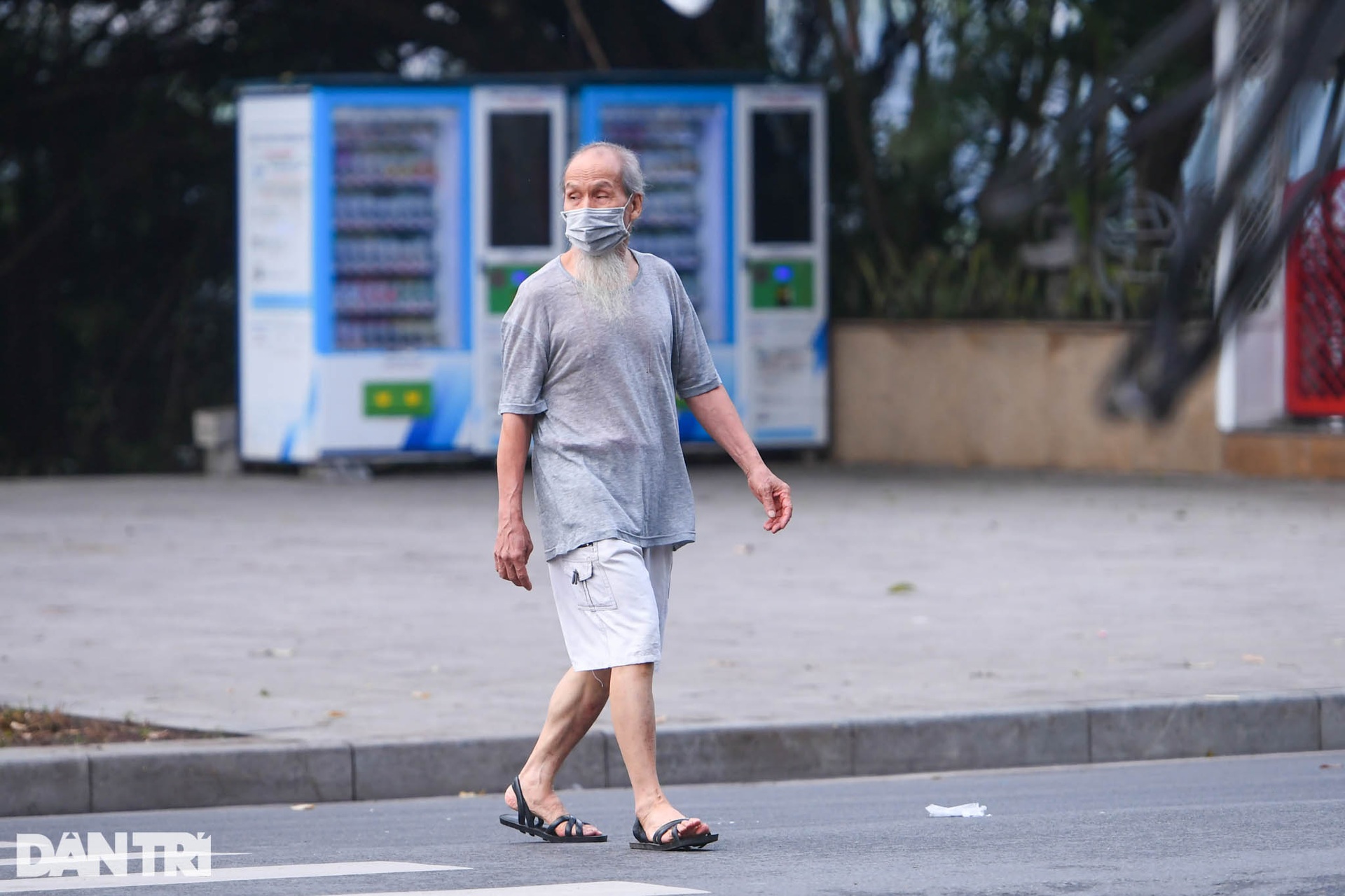 Người dân Hà Nội nườm nượp ra đường tập thể dục sau lệnh nới lỏng - 2 Người dân Hà Nội nườm nượp ra đường tập thể dục sau lệnh nới lỏng - 2