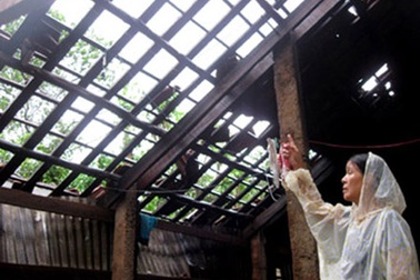 Lốc xoáy làm kính bay, 2 người dân bị thương