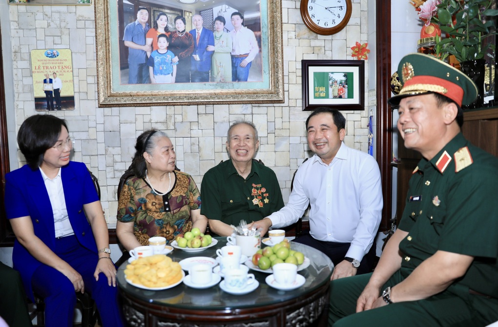Bí thư Hà Nội thăm, tặng quà thương binh tiêu biểu - 1
