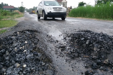 Đường 57 tỷ chưa bàn giao đã hỏng