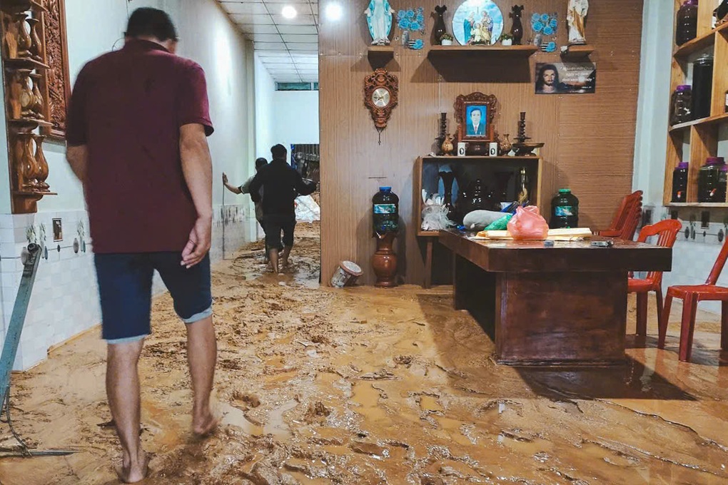 Lũ bùn tràn vào nhà như thác, công an leo rào gọi dân đi sơ tán - 1 Lũ bùn tràn vào nhà như thác, công an leo rào gọi dân đi sơ tán - 1