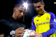 Hành động lạ của C.Ronaldo với trọng tài nổ ra tranh cãi lớn