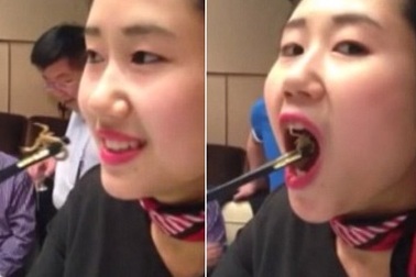 Rùng mình xem cô hầu bàn xinh đẹp nhai "rau ráu" món bọ cạp sống