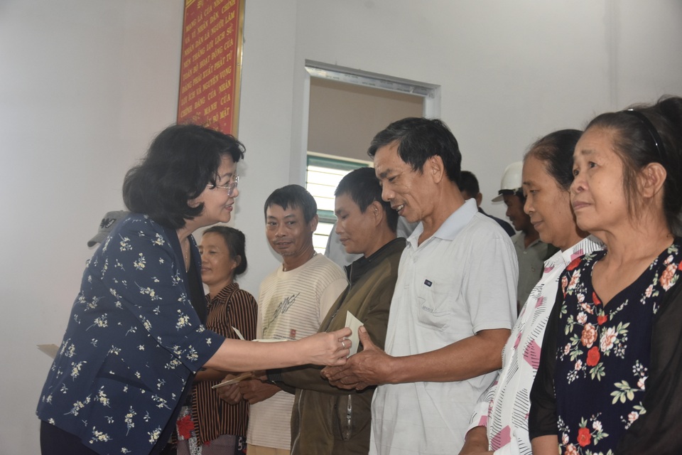 Phó Chủ tịch nước tặng quà gia đình chính sách và người dân vùng lũ - 1 Phó Chủ tịch nước tặng quà gia đình chính sách và người dân vùng lũ - 1