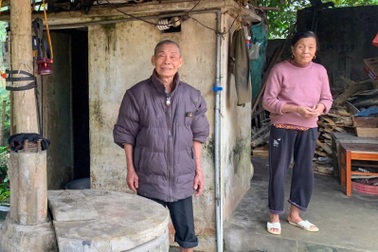 Ông lão 80 tuổi gồng gánh 2 cháu nội trong căn nhà cũ kỹ