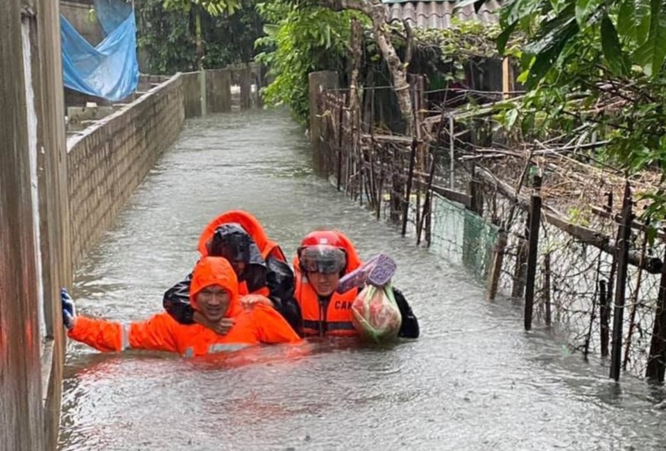 Công an, bộ đội đi xuồng đến từng nhà giải cứu dân trong lũ - 2 Công an, bộ đội đi xuồng đến từng nhà giải cứu dân trong lũ - 2