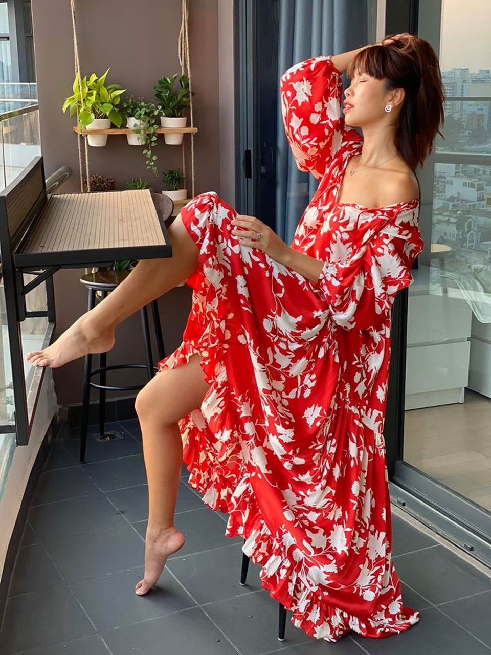Siêu mẫu Hà Anh mặc bikini thả dáng nuột nà “sưởi nắng” khi ở nhà cách ly - 1 Siêu mẫu Hà Anh mặc bikini thả dáng nuột nà “sưởi nắng” khi ở nhà cách ly - 1