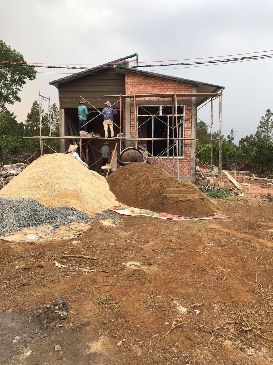 Cặp đôi xây nhà trăm mét vuông chỉ 320 triệu đồng nhờ độc chiêu này - 2 Cặp đôi xây nhà trăm mét vuông chỉ 320 triệu đồng nhờ độc chiêu này - 2