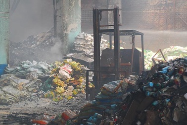 Kho thuốc trừ sâu cháy bốc mùi nồng nặc, hàng ngàn người được di dời