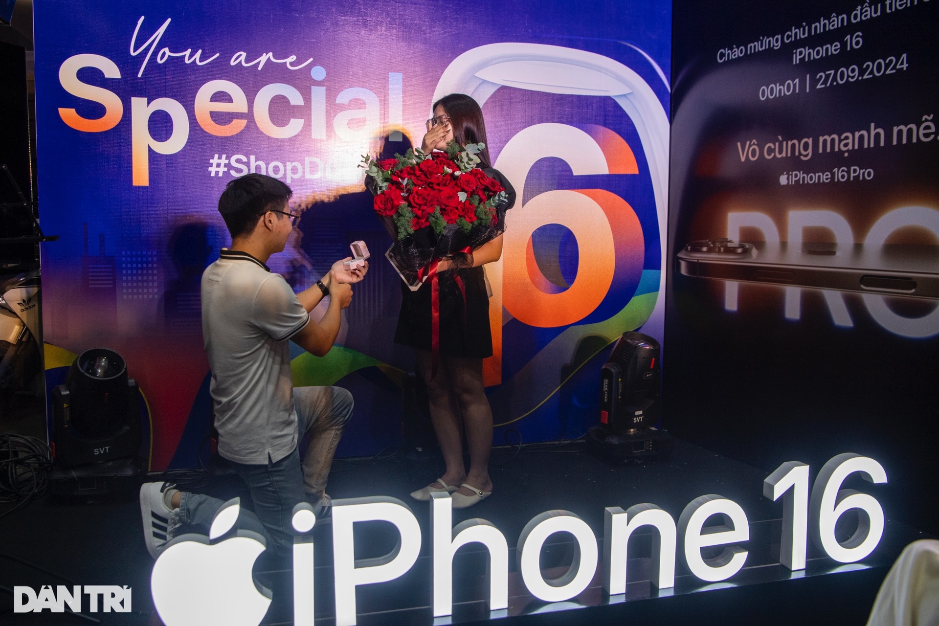 Màn cầu hôn đặc biệt trong ngày mở bán iPhone 16 tại Việt Nam - 5 Màn cầu hôn đặc biệt trong ngày mở bán iPhone 16 tại Việt Nam - 5