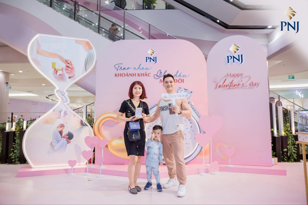 Khách hàng và PNJ tạo nên 1.420 khoảnh khắc ghi dấu tình yêu - 2 Khách hàng và PNJ tạo nên 1.420 khoảnh khắc ghi dấu tình yêu - 2