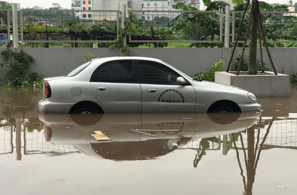 Hà Nội: Hàng loạt ô tô chìm trong dòng nước sau cơn mưa lớn - 7 Hà Nội: Hàng loạt ô tô chìm trong dòng nước sau cơn mưa lớn - 7