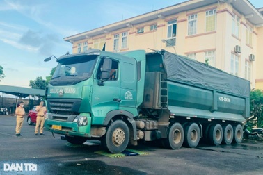 Xe "hổ vồ" nghênh ngang chở gấp đôi tải trọng, tráo tài tại trụ sở công an