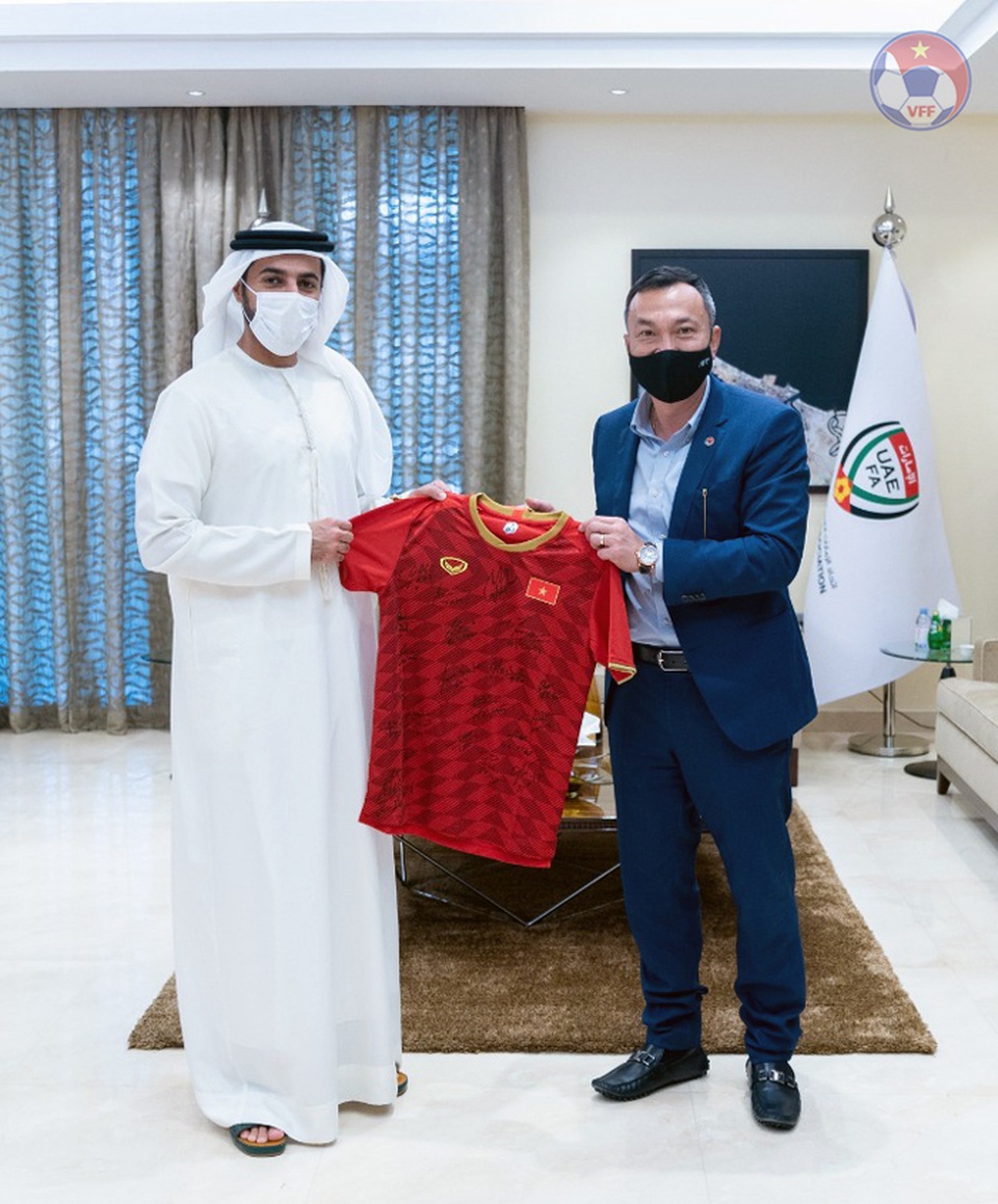 Tuyển thủ Việt Nam lần đầu đi mua sắm ở Dubai - 3 Tuyển thủ Việt Nam lần đầu đi mua sắm ở Dubai - 3