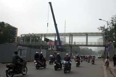 Hà Nội tháo dỡ hai cầu bộ hành để xây cầu vượt