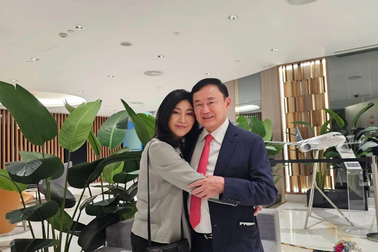 Ông Thaksin lên máy bay về nước sau 15 năm lưu vong