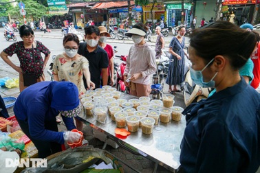 Tết Đoan Ngọ: Tiểu thương bán 2 tạ rượu nếp, hoa quả chốt đơn "mỏi tay"