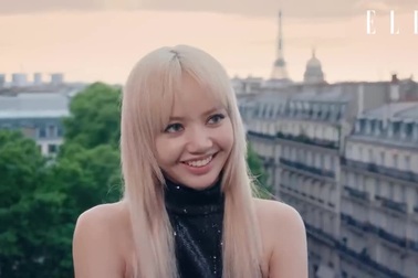 Lisa chuẩn bị sẵn sàng khi đi xem show trình diễn thời trang