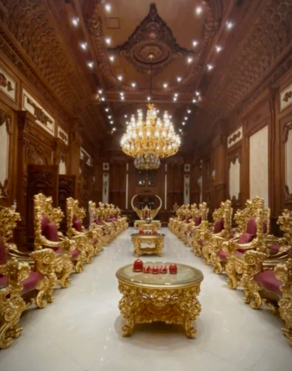 Video bên trong lâu đài mạ vàng của đại gia Ninh Bình hút 20 triệu lượt xem - 4 Video bên trong lâu đài mạ vàng của đại gia Ninh Bình hút 20 triệu lượt xem - 4