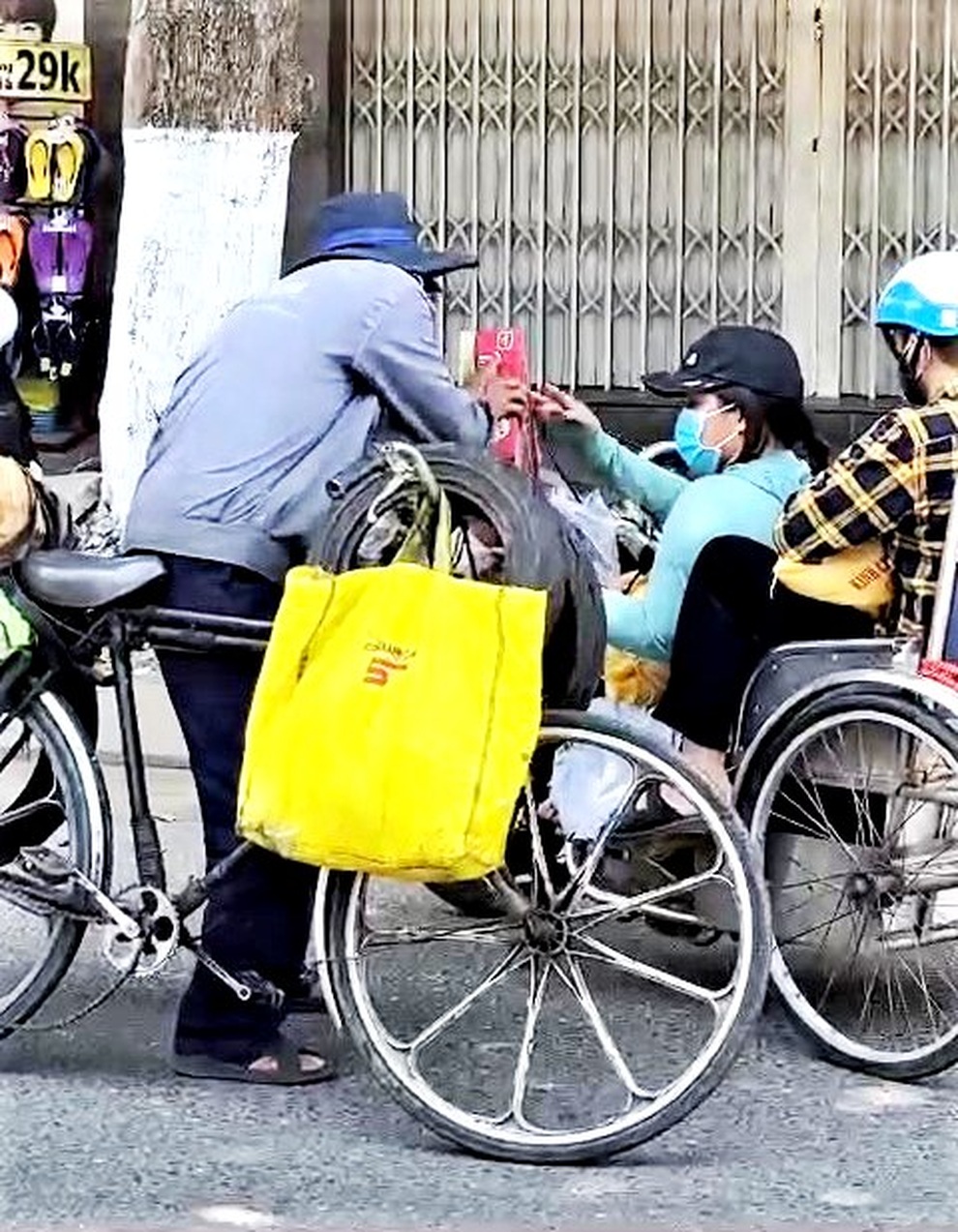 Vừa nhận được quà, người phụ nữ đi xe lăn chia bớt cho người khó khăn hơn - 3