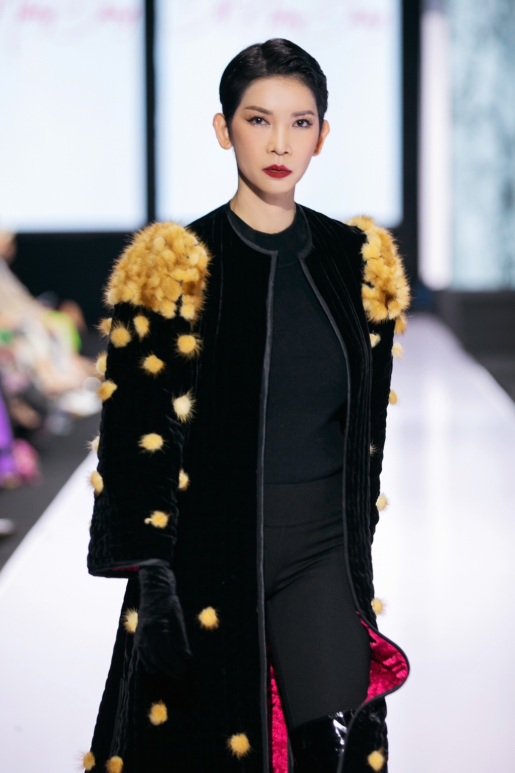Xuân Lan cùng dàn gà cưng tạo ấn tượng tại Tuần lễ Thời trang - 2 Xuân Lan cùng dàn gà cưng tạo ấn tượng tại Tuần lễ Thời trang - 2