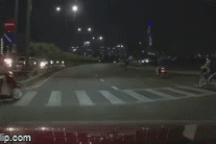 CSGT bị xe máy kéo lê trên đường ở Sài Gòn