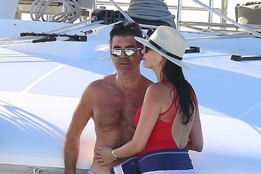 Ông bầu siêu giàu Simon Cowell thân thiện chụp hình với fans