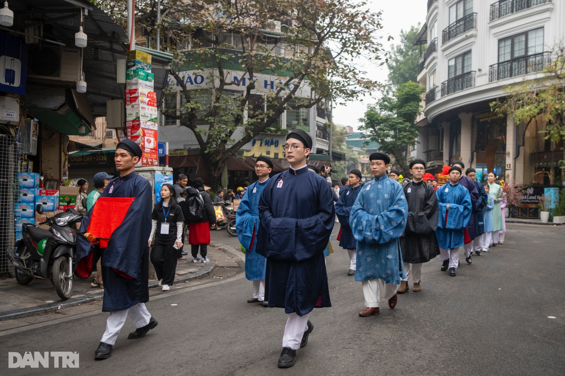 Hơn 400 người mặc cổ phục diễu hành trên phố Hà Nội mừng Tết Ất Tỵ 2025 - 10 Hơn 400 người mặc cổ phục diễu hành trên phố Hà Nội mừng Tết Ất Tỵ 2025 - 10