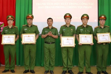 Khen thưởng 20 cán bộ, chiến sĩ phá nhanh vụ cướp tiệm vàng ở Lâm Đồng