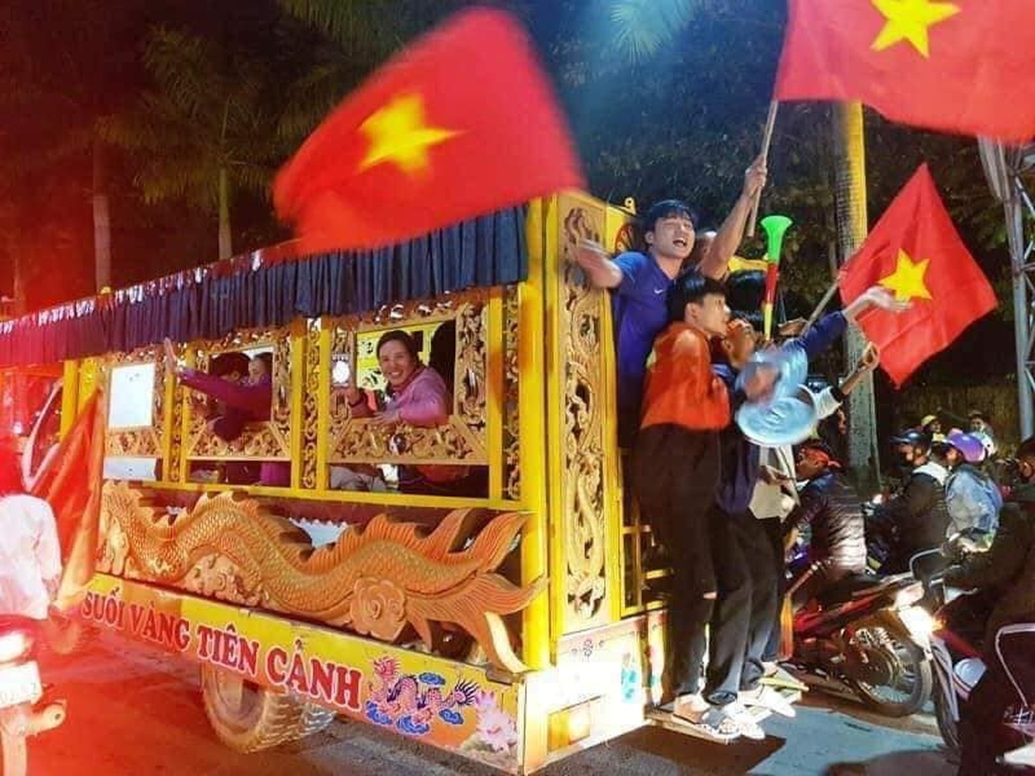 Mọi phương tiện đều có thể được trưng dụng để đi bão (Ảnh: Facebook). Mọi phương tiện đều có thể được trưng dụng để đi bão (Ảnh: Facebook).