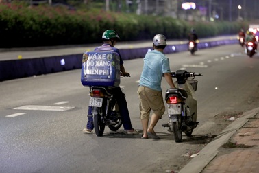 Người đàn ông đêm nào cũng "đi lang thang" năn nỉ được... sửa xe miễn phí