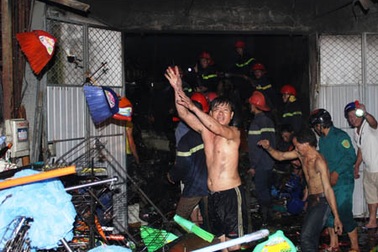 Gần 200 người cứu kho hàng cháy dữ dội trong đêm