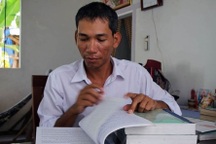 Khi anh bán vé số dạo ngồi vào ghế công chức