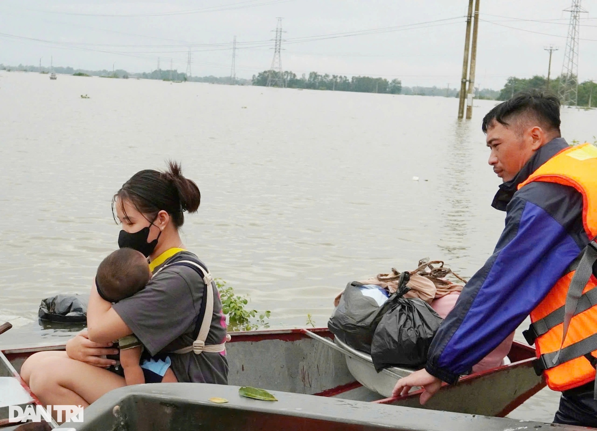 Hà Nội: Nhà chìm giữa ốc đảo, mẹ ôm con 9 tháng tuổi tháo chạy - 12 Hà Nội: Nhà chìm giữa ốc đảo, mẹ ôm con 9 tháng tuổi tháo chạy - 12
