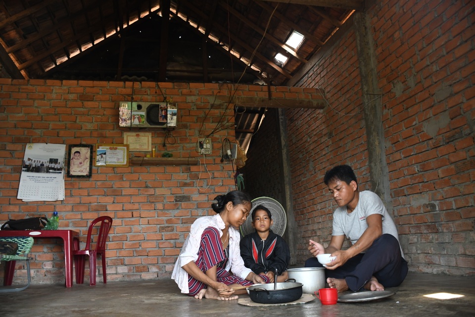 Băng rừng đưa vợ đi chạy thận, vợ chồng nghèo chỉ dám ăn một đĩa cơm - 4 Băng rừng đưa vợ đi chạy thận, vợ chồng nghèo chỉ dám ăn một đĩa cơm - 4