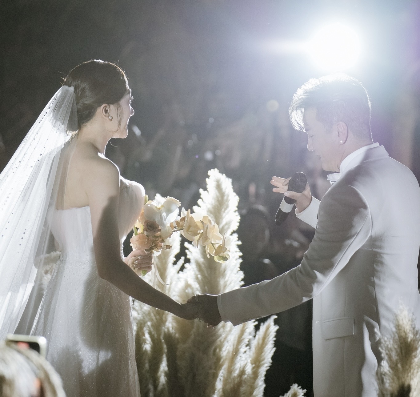 Lễ cưới Phương Lan Nhà bà Nữ: Chú rể bật khóc, Lý Nhã Kỳ nhận hoa cưới - 6 Lễ cưới Phương Lan Nhà bà Nữ: Chú rể bật khóc, Lý Nhã Kỳ nhận hoa cưới - 6
