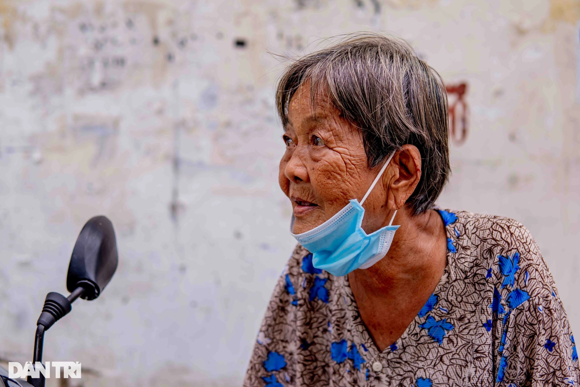 Cụ bà 90 tuổi bán vé số cầu mong mang may mắn đến người khác - 3