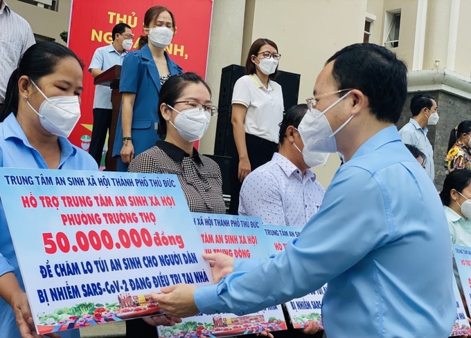 Lãnh đạo TP Thủ Đức trao túi an sinh cho các địa phương, chăm lo cho F0 trên địa bàn. Nguồn: Vietnamnet
