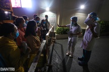 Phong tỏa Bệnh viện Hoàn Mỹ Sài Gòn, dân xếp hàng dài xin vào giữa đêm