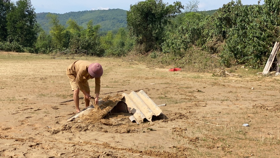 Lũ rút, về nhà chỉ còn bãi đất trống, gia đình nheo nhóc căng bạt ở tạm - 5 Lũ rút, về nhà chỉ còn bãi đất trống, gia đình nheo nhóc căng bạt ở tạm - 5