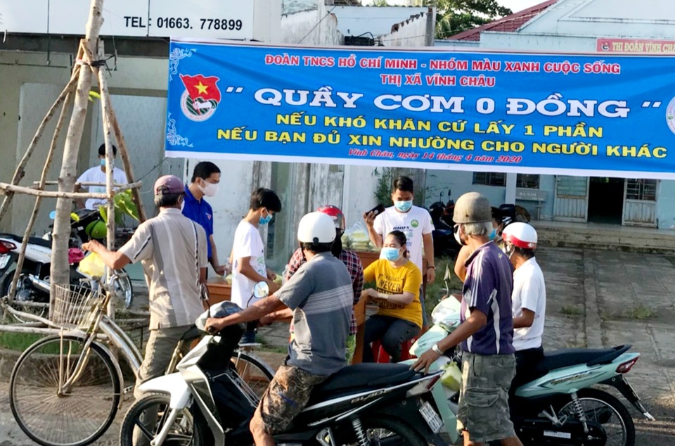 Những “suất cơm 0 đồng” làm ấm lòng người nghèo giữa thời dịch Covid-19 - 1 Những “suất cơm 0 đồng” làm ấm lòng người nghèo giữa thời dịch Covid-19 - 1