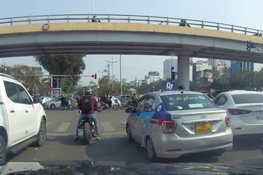 Dừng chờ đèn đỏ, xe máy bị ô tô rẽ phải tông ngã đáng sợ