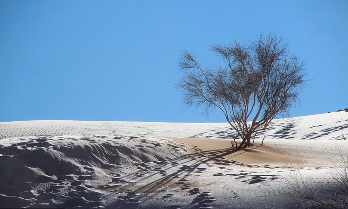 Vì sao tuyết trắng phủ kín sa mạc Sahara? - 3