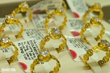 Bị bán tháo, giá vàng giảm