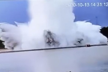 Bom “khủng” từ Thế chiến II nổ tung khi đang được phá dỡ